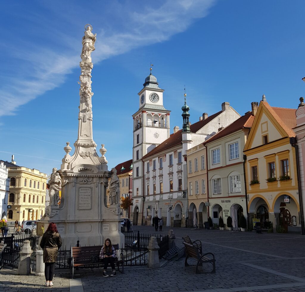 Náměstí v Třeboni s místní radnicí